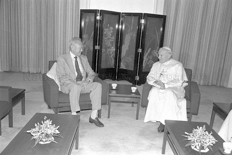 Prime Minister of Singapore Lee Kuan Yew meeting Sovereign of the State of Vatican City Pope John Paul II at the Istana Drawing Room
