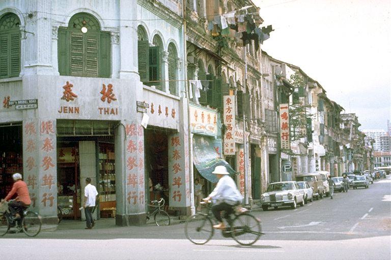 Photo depicts Upper Nankin Street as viewed from South Bridge Road. æŒ¯æ³°å‚èŒ¸è¡Œ was located at the junction.