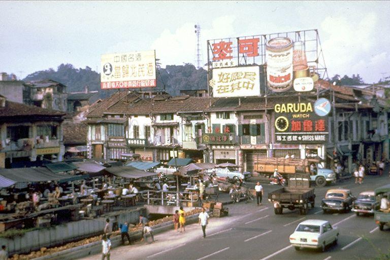 Hawker stalls at the corner of Wayang Street (now Eu Tong Sen Street) and Merchant Road, in front of Thong Chai Medical Institution. This shows the junction across Hong Lim Park, where Eu Tong Sen Street meets Merchant Road