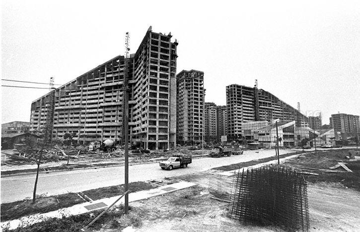 Construction of public housing flats in Potong Pasir estate in the mid to late 1980s. The sloping roofs of these blocks of flats became the recognisable icon of Potong Pasir.