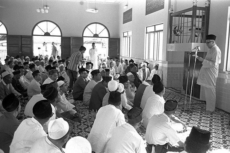President Yusof Ishak speaking during opening of the new Al-Abdulrazak Mosque at Jalan Ismail off Jalan Eunos.