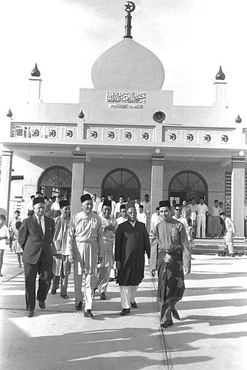 President Yusof Ishak (third from left) officiates at opening of the new Al-Abdulrazak Mosque at Jalan Ismail off Jalan Eunos.