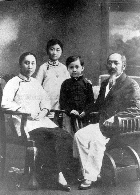 Dr Lim Boon Keng with his second wife, Grace Yin Pek Ha, and their children, Ena Lim Guat Kheng and Lim Peng Han