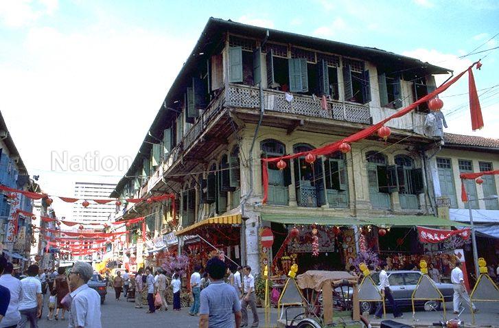 The building located at junction of Trengganu Street and Smith Street at Chinatown used to be the Cantonese opera house Lai Chun Yuen which was famous in the 1910s and 1920s .