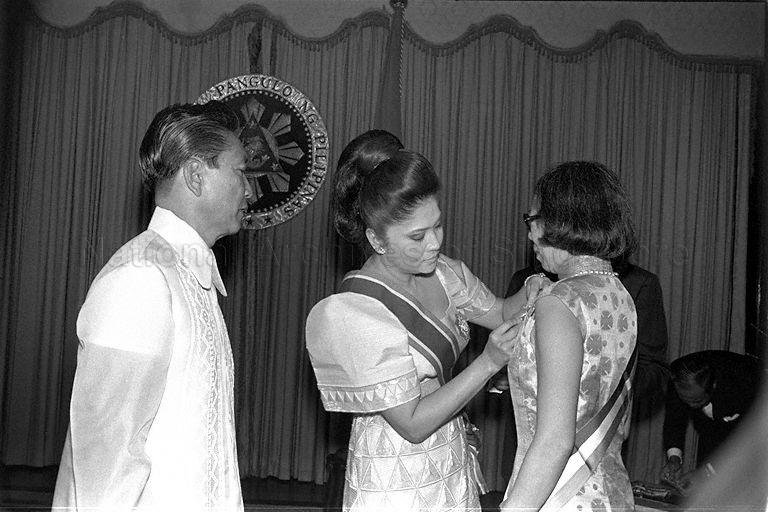 Mrs Imelda Marcos, wife of President Ferdinand Marcos of the Philippines, presenting Mdm Kwa Geok Choo, wife of Prime Minister Lee Kuan Yew, with the Order of the Golden Heart, a decoration given in recognition of her humanitarian work, at state dinner at Malacanang Palace. The dinner, at which Prime Minister (PM) Lee Kuan Yew was also conferred the Ancient Order of Sikatuna (Rank of Rajah) by the President, was held in honour of three-day visit by PM Lee.