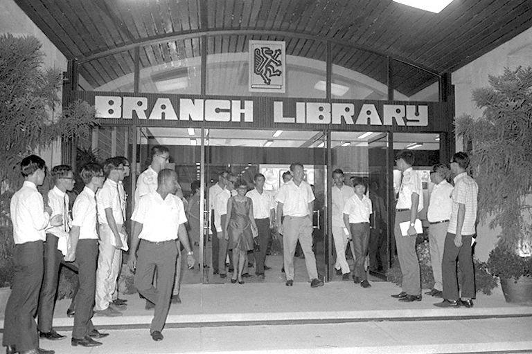 Prime Minister Lee Kuan Yew at Queenstown Branch Library during its official opening