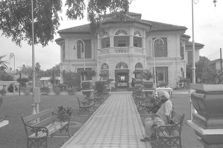 Front view of Mandalay Villa at No. 29 Amber Road. Built in 1902 as a holiday resort by prominent Peranakan businessman Lee Cheng Yan, the beautiful bungalow was designed by Lermit & Westerhout and later became residence of his son and successor Lee Choon Guan. With its fanciful facade, it was well known for parties thrown by Mrs Lee Choon Guan, or Madam Tan Teck Neo, which brought the Chinese and British communities together in those days when they seldom mixed.