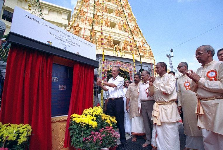 Prime Minister Goh Chok Tong unveiling plaque to commemorate the marking of Sri Senpaga Vinayagar Temple as a Historic Site during "Maha Kumbhabishegam" (consecration) ceremony at the temple at 19 Ceylon Road