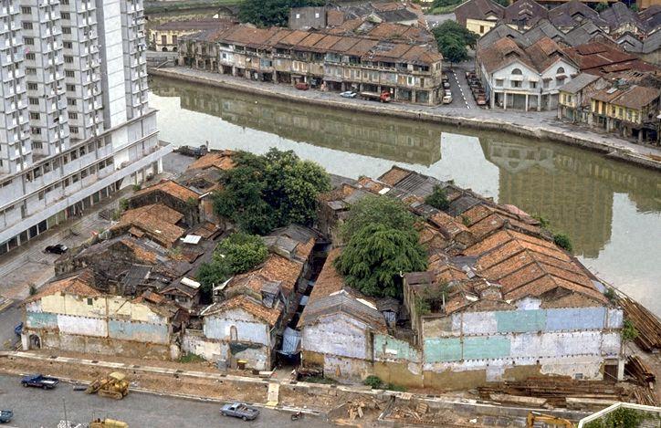 Photo shows an area beside the Singapore River and Ellenborough Market near Coleman Bridge overlooking North Boat Quay. On the left are apartments built by Housing Development Board. This area is occupied by the old pre-war houses and warehouses.