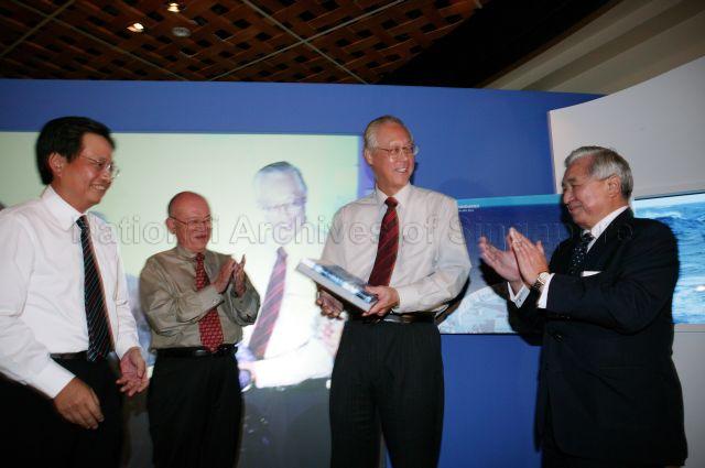 Chairman of Neptune Orient Lines (NOL) Cheng Wai Keung (left), former Chairmen of NOL Lua Cheng Eng (second from left) and Michael Wong Pakshong (right) with Prime Minister (PM) Goh Chok Tong after PM was presented with NOL book "Beyond boundaries: The First 35 years of the NOL Story" at the Fullerton Hotel.