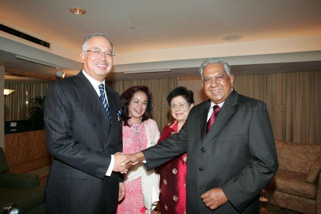President S R Nathan exchanging a handshake with Malaysian Deputy Prime Minister (DPM) Dato Sri Najib Razak during their meeting in Kuala Lumpur. Looking on are Mrs S R Nathan and Datin Seri Rosmah Mansor, wife of the Malaysian DPM. President and Mrs S R Nathan are on a five-day state visit to Malaysia from April 11 - 15.