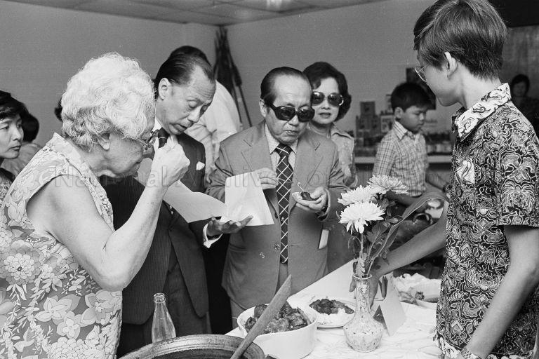 PRIME MINISTER LEE KUAN YEW'S MOTHER MRS LEE CHIN KOON (LEFT