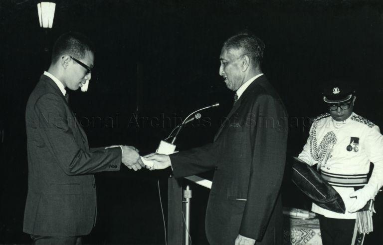 President Yusof Ishak presenting President's scholarship to Lee Hsien Loong, eldest son of Prime Minister Lee Kuan Yew, at the Istana