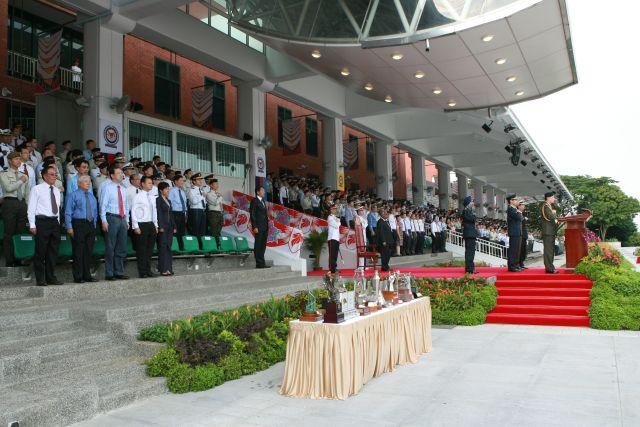 Chief of Defence Force Lieutenant General Desmond Kuek leading Singapore Armed Forces (SAF) personnel in reciting the SAF pledge to reaffirm their loyalty to the nation and their commitment to the defence of Singapore during SAF Day parade at SAFTI Military Institute. Also present are President S R Nathan and Deputy Prime Minister and Minister for Defence Teo Chee Hean.