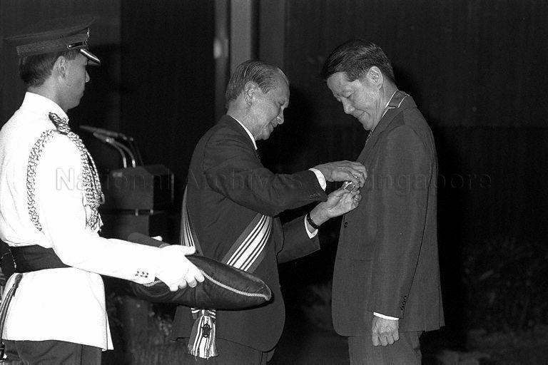 Former minister Jek Yeun Thong receiving the Order of Nila Utama (Second Class) from President Wee Kim Wee at the investiture ceremony of higher National Day Awards held at Singapore Conference Hall