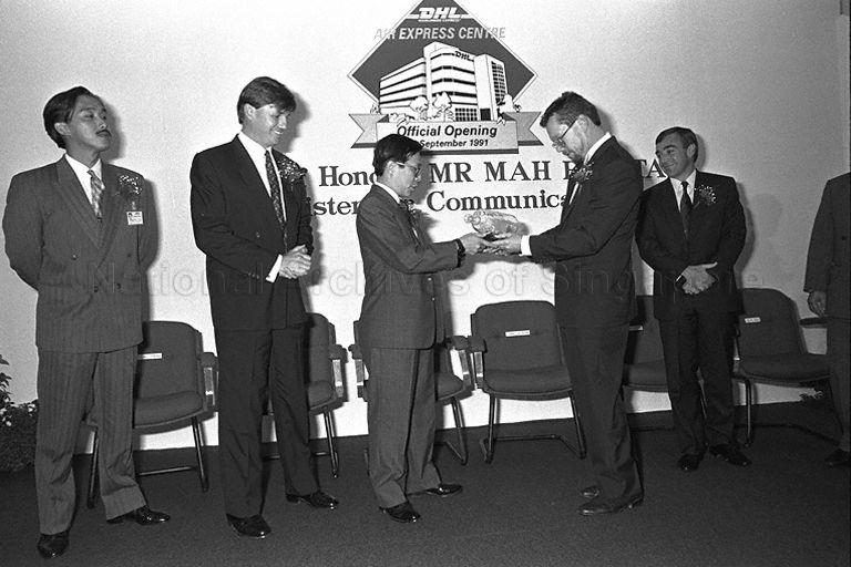 Co-founder of DHL Larry Hillblom (second from right) presenting token of appreciation to Minister for Communications and Minister of State for Trade and Industry Mah Bow Tan during opening of DHL Air Express Centre at Tai Seng Drive. Looking on are Regional Managing Director of DHL South-East Asia/South Pacific Operations Roger Bowie (right).