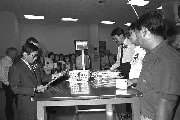 Minister for Communications and Minister of State for Trade and Industry Mah Bow Tan (left) touring DHL Air Express Centre at Tai Seng Drive during its opening