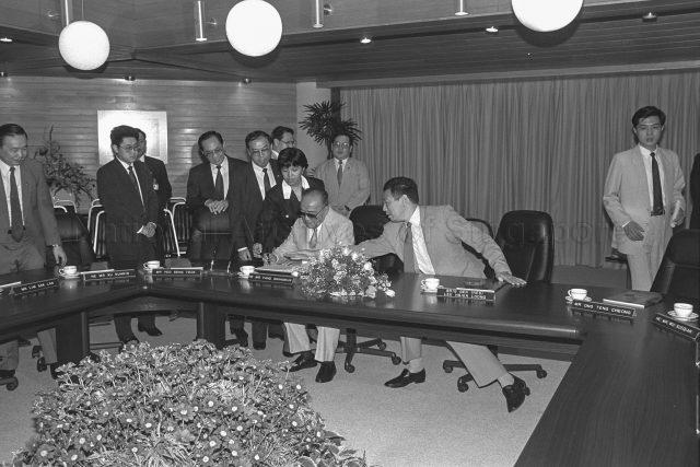 China's President Yang Shangkun, who is in Singapore for a four-day state visit, signing guest book upon arrival at Jurong Town Corporation for a visit. With him is Deputy Prime Minister and Minister for Trade and Industry Brigadier-General Lee Hsien Loong.