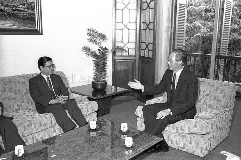 MYANMAR'S FIRST SECRETARY OF THE RULING STATE LAW AND ORDER RESTORATION COUNCIL (SLORC), LIEUTENANT-GENERAL KHIN NYUNT AND HIS DELEGATION PAYING A COURTESY CALL ON PRIME MINISTER GOH CHOK TONG AT THE ISTANA