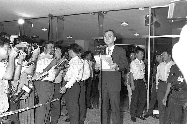 Returning Officer Ong Kok Min announcing result of the first presidential election at Singapore Conference Hall 