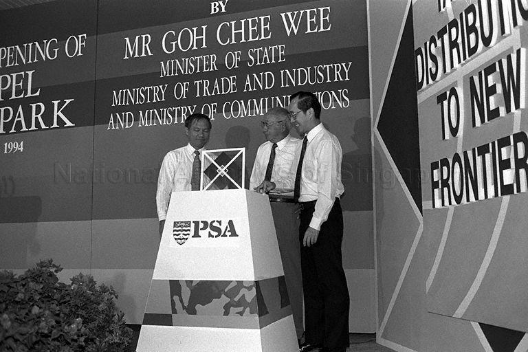 (From right) Minister of State for Trade and Industry and Communications Goh Chee Wee, Chairman of Port of Singapore Authority (PSA) Lim Kim San and PSA Executive Director Rear Admiral James Leo at official opening of Keppel Distripark, PSA, at Block 511, Kampong Bahru