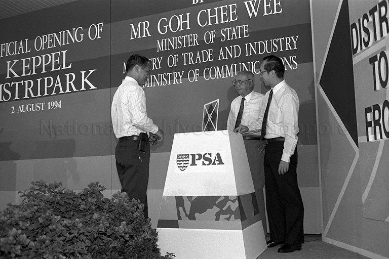 (From right) Minister of State for Trade and Industry and Communications Goh Chee Wee, Chairman of Port of Singapore Authority (PSA) Lim Kim San and PSA Executive Director Rear Admiral James Leo at official opening of Keppel Distripark, PSA, at Block 511, Kampong Bahru