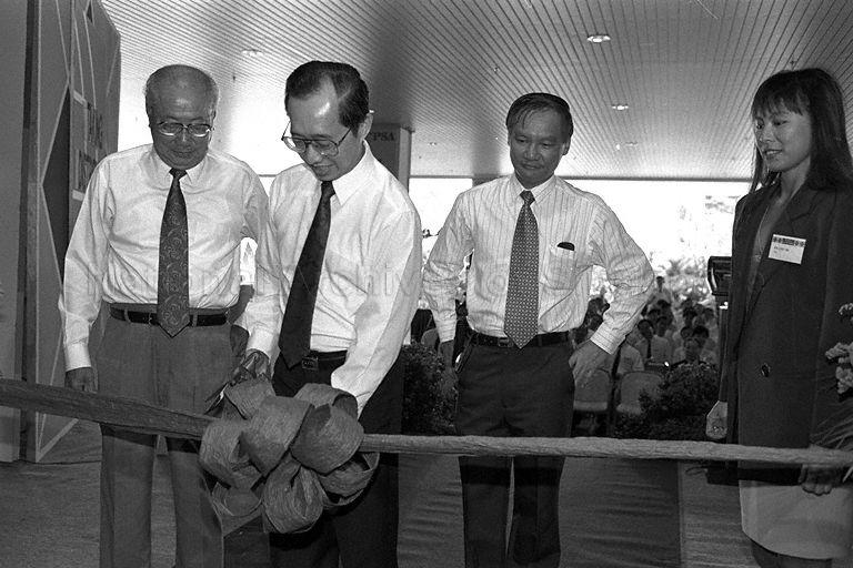 Minister of State for Trade and Industry and Communications Goh Chee Wee opening Keppel Distripark, Port of Singapore Authority (PSA), at Block 511, Kampong Bahru. With him are PSA Chairman Lim Kim San (left) and PSA Executive Director Rear Admiral James Leo. 