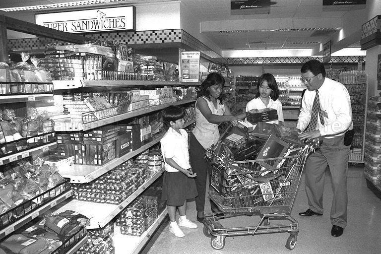 Customers shopping at Cold Storage Centrepoint during the launch of the Community Chest "One-Cent Donation Drive" in conjunction with Cold Storage's 92nd Anniversary at Centrepoint Shopping Centre