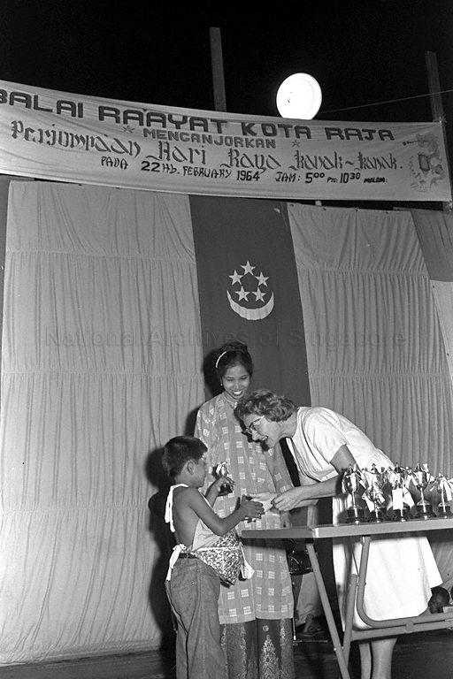 Piroska Feher, the wife of Minister for Culture S Rajaratnam presents prizes at Children's Party at Kota Raja Community Centre