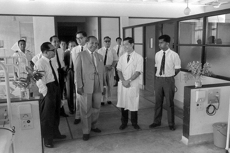 Malaysian Minister for Health Inche Bahaman bin Samsuddin accompanied by Singapore's Minister for Health Yong Nyuk Lin visit Thomson Road Hospital. Second from right is Medical Superintendent of Thomson Road Hospital Dr Andrew Chew Guan Khuan. 