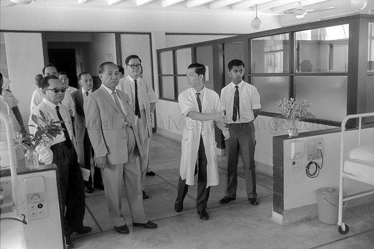 Malaysian Minister for Health Inche Bahaman bin Samsuddin accompanied by Singapore's Minister for Health Yong Nyuk Lin visit Thomson Road Hospital. Second from right is Medical Superintendent of Thomson Road Hospital Dr Andrew Chew Guan Khuan. 