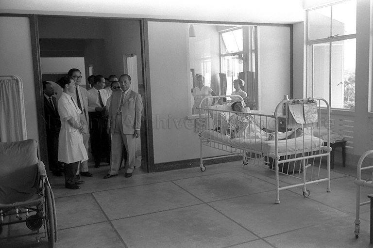 Malaysian Minister for Health Inche Bahaman bin Samsuddin accompanied by Singapore's Minister for Health Yong Nyuk Lin visit Thomson Road Hospital. On the left is Medical Superintendent of Thomson Road Hospital Dr Andrew Chew Guan Khuan. 