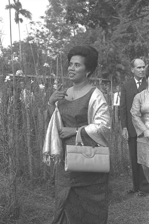 Raja Permaisuri Agong Tengku Budriah at the Singapore Botanic Gardens while on state visit to Singapore.