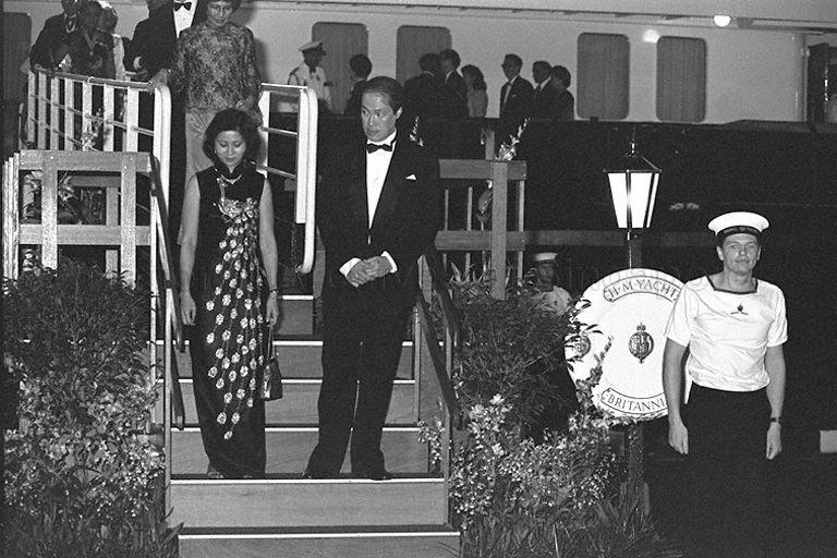 Speaker of Parliament Tan Soo Khoon and his wife disembarking the British royal yacht, HMY Britannia &nbsp;following the return banquet hosted by Queen Elizabeth II on the last day of the three-day state visit at the invitation of President and Mrs Wee Kim Wee. &nbsp;Behind them is Minister of State for Education and Community Development, Dr Seet Ai Mee.