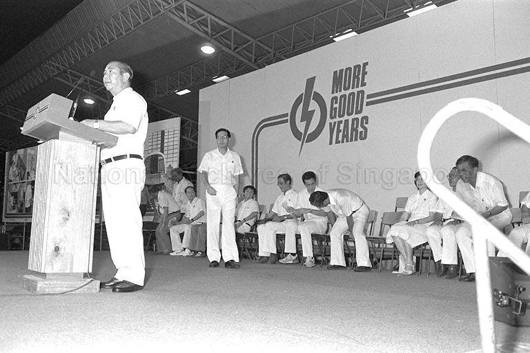 Second Deputy Prime Minister Ong Teng Cheong coming forward to address the crowd at People's Action Party's (PAP) first election rally in Clementi Stadium. Among those on stage are Ho Kah Leong (at rostrum), (from right) Ch'ng Jit Koon, Abbas Abu Amin, Dr Dixie Tan, Dr Wan Soon Bee, Brigadier-General Lee Hsien Loong, Goh Chok Tong, Dr John Chen and Tan Soo Khoon. General Election 1988 is on 3 September.
