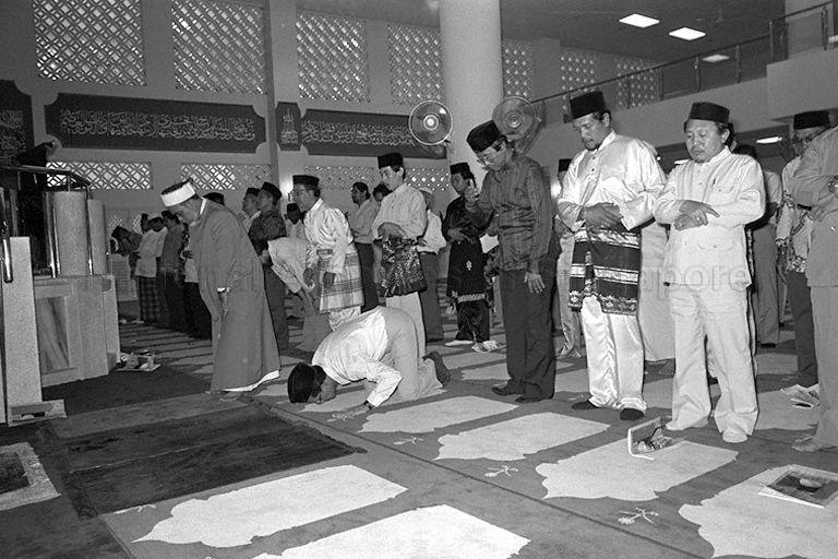Prayer session at official opening of Al-Falah Mosque in Bideford Road, off Orchard Road. From right are Parliamentary Secretary to Ministry of Trade and Industry Haji Sidek Saniff (third) and Environment Minister and Minister in charge of Muslim Affairs Dr Ahmad Mattar (fourth, kneeling).