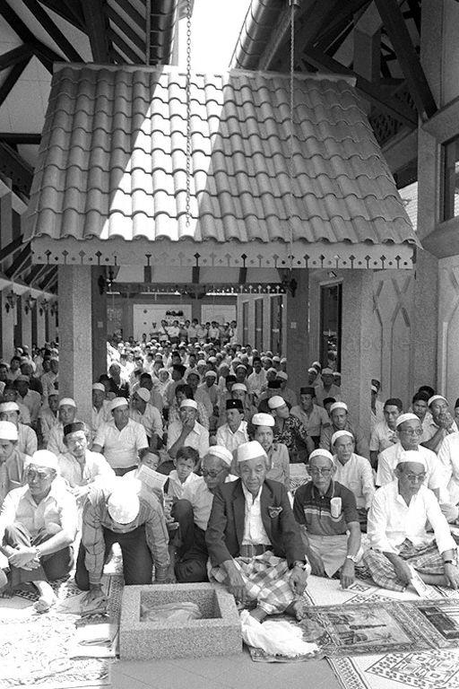 Worshippers at Darul Aman mosque in Jalan Eunos