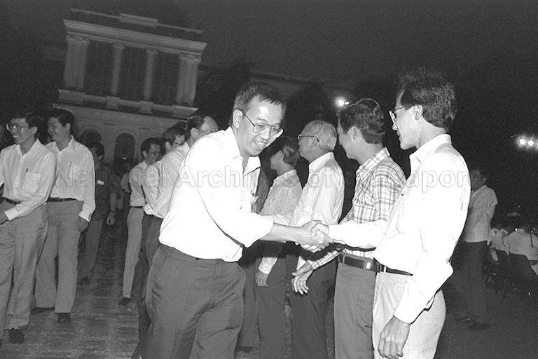 Guests arriving for the Chap Goh Mei party at Istana. Receiving them in the line-up are (from right) Acting Health Minister and Minister of State for Foreign Affairs Yeo Cheow Tong, Minister for Communications and Information and Second Minister for Defence (Policy) Dr Yeo Ning Hong, Finance Minister Dr Richard Hu and Community Development and Second Foreign Affairs Minister Wong Kan Seng. 