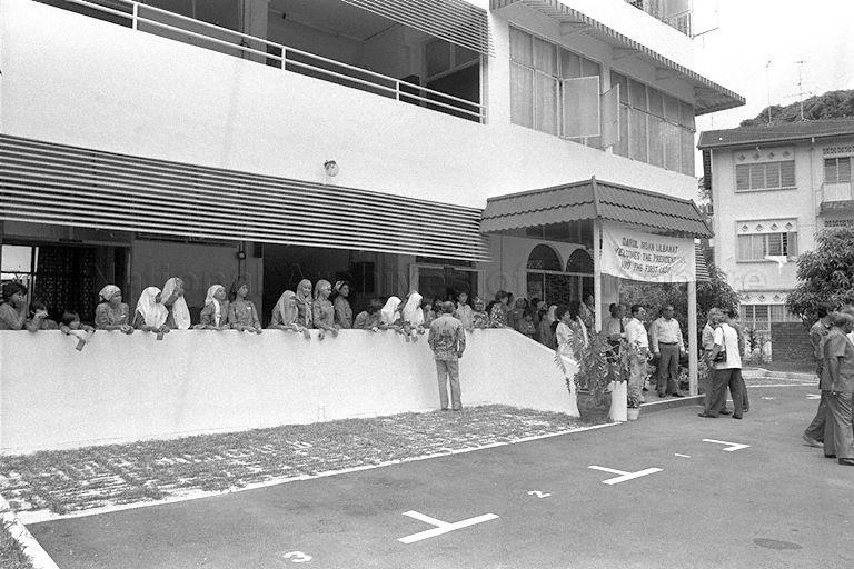 Officials and children at Darul Ihsan Lilbanat orphanage bidding President Wee Kim Wee and First Lady farewell