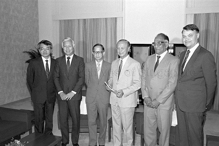 President Wee Kim Wee, holding the inquiry report into the collapse of Hotel New World, with members of the Commission of Inquiry at Istana. From left are Secretary Lim Soo Ping, Head of the National University of Singapore's Department of Civil Engineering Professor Lee Seng Lip, Chairman Justice L P Thean, President Wee, Chairman of Singapore Engineering and Consultancy Services Pte Ltd Dr Arumugan Vijiaratnam, and Lecturer with the Nanyang Technological Institute's School of Civil and Structural Engineering Professor Bengt B Broms.