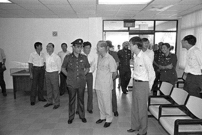 President Wee Kim Wee visiting Kampong Ubi Test Centre. Accompanying him are Minister of State for National Development and Home Affairs Dr Lee Boon Yang (front row, first from right) and Senior Parliament Secretary for Home Affairs Chin Harn Tong (second from left).