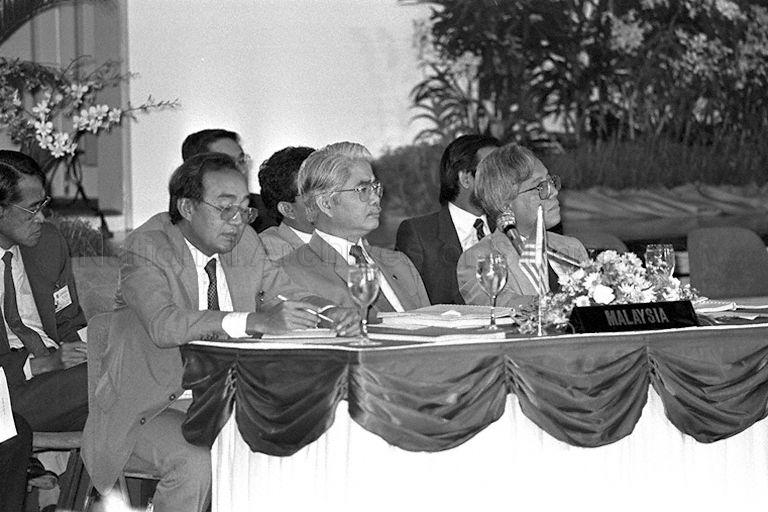 Malaysian team led by Foreign Minister Datuk Abu Hassan Omar (centre in front row) at the ASEAN-NZ dialogue held at the Marina Mandarin Hotel