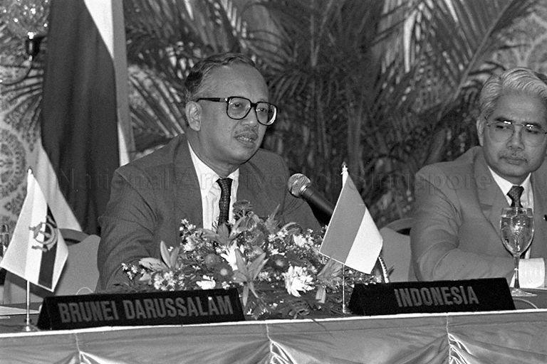 Foreign Ministers Dr Mochtar Kusumaatmadja of Indonesia (left) and Datuk Abu Hassan Omar of Malaysia (right) at the press conference of ASEAN Post-Ministerial Conference held at Marina Mandarin Hotel