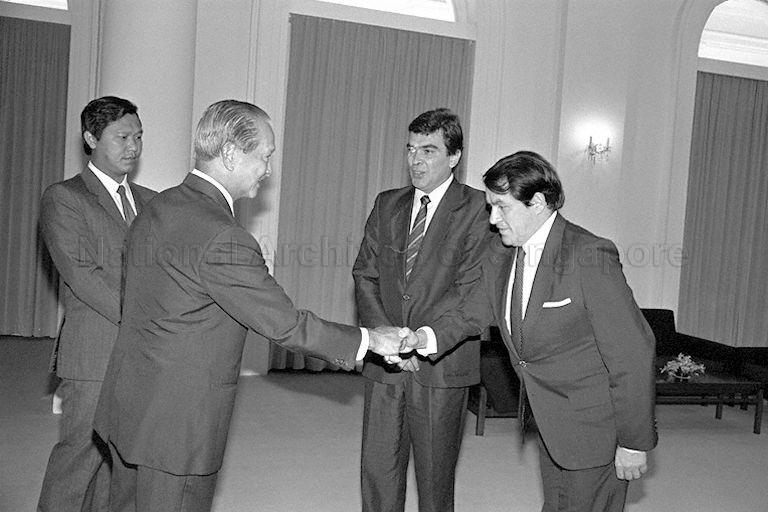 Colombian Ambassador to Singapore Dr Alberto Villamizar Cardenas (second from right) introducing his official to President Wee Kim Wee. Dr Cardenas is at the Istana to present his credentials to President Wee.