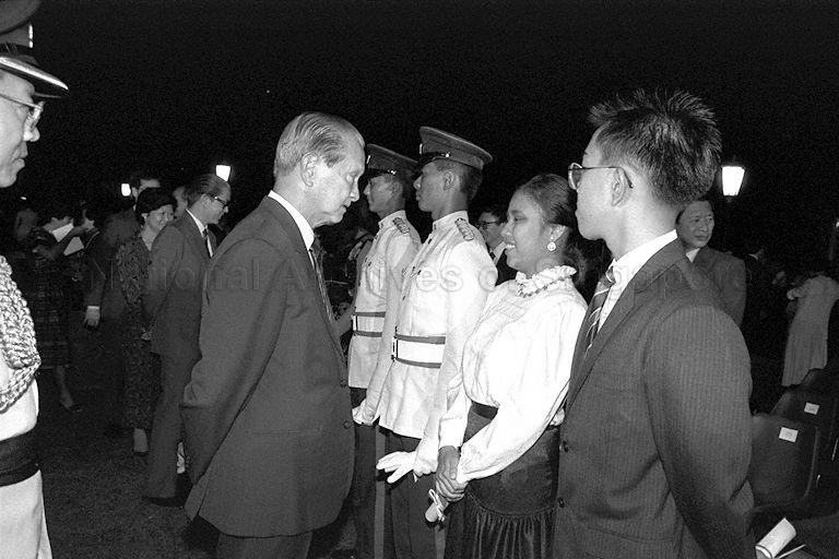 President Wee Kim Wee chatting with President's Scholar Sharon Snodgrass (second from right) after the presentation ceremony. The other scholars standing in line from right are Wong Tien Yin, Spencer Phua (third) and Low Pat Chin (fourth). Behind President Wee are Education Minister Tony Tan and his wife.
