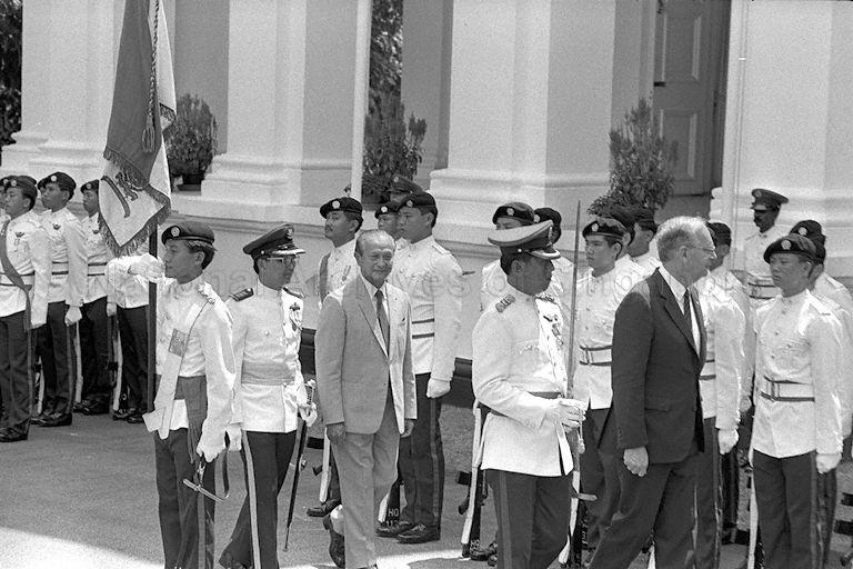 The Governor-General of Australia Sir Ninian Stephen, accompanied by President Wee Kim Wee, inspecting the guard of honour from the First Singapore Armed Forces Commando and 41st Singapore Armoured Regiment led by Lieutenant-Colonel Lim Theam Poh.