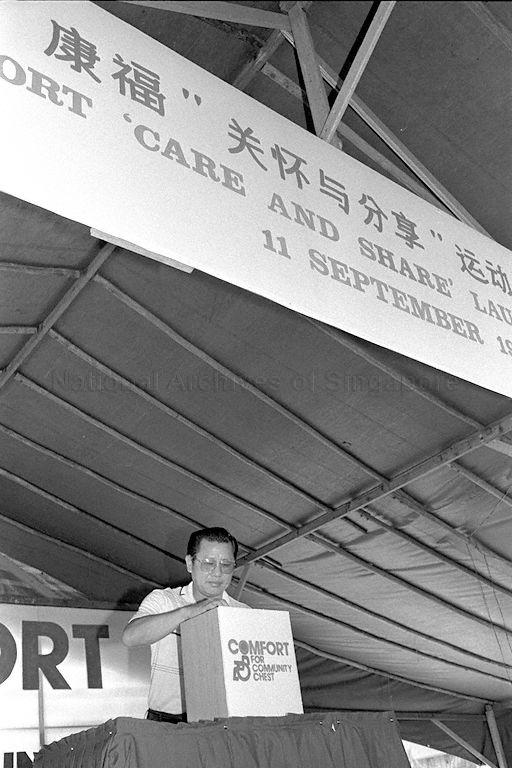  A driver handing in his pledge to donate monthly to the Community Chest 