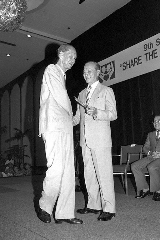 President Wee Kim Wee presenting token of appreciation to Lee Kim Tah during opening of Ninth Senior Citizens' Week at Shangri-La Hotel