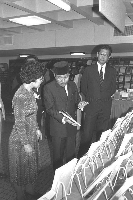 Minister of Education and Health of Brunei Darussalam Pehin Dato Haji Abdul Aziz Umar (centre) being briefed by official from Regional English Language Centre (RELC) during the Bruneian Minister's visit to RELC while on a three-day visit to Singapore. Looking on is Minister of State for Education Dr Tay Eng Soon (right).