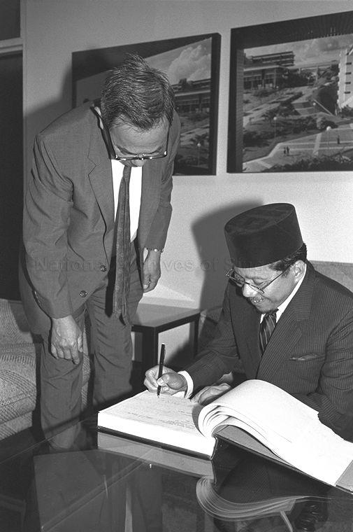 Minister of Education and Health of Brunei Darussalam Pehin Dato Haji Abdul Aziz Umar signing the guest book during his visit to National University of Singapore, Kent Ridge